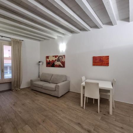 Profumo Di Lago Desenzano-By Goccia Di Lago เดเซนซาโนเดลการ์ดา ภายนอก รูปภาพ