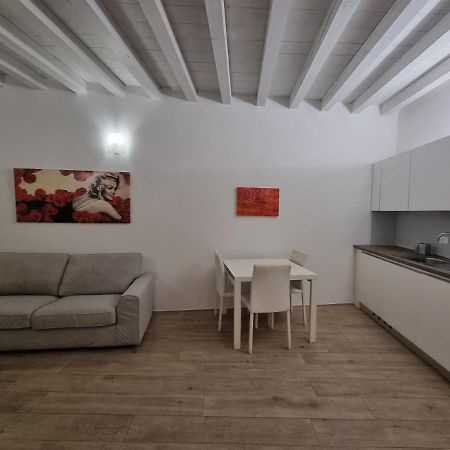 Profumo Di Lago Desenzano-By Goccia Di Lago เดเซนซาโนเดลการ์ดา ภายนอก รูปภาพ