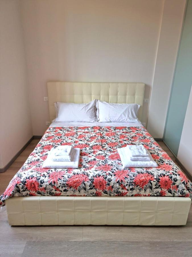 Profumo Di Lago Desenzano-By Goccia Di Lago เดเซนซาโนเดลการ์ดา ภายนอก รูปภาพ