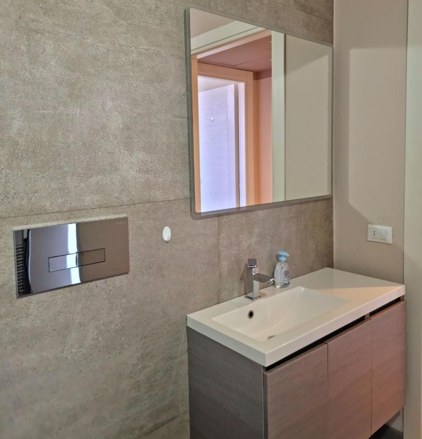 Profumo Di Lago Desenzano-By Goccia Di Lago เดเซนซาโนเดลการ์ดา ภายนอก รูปภาพ