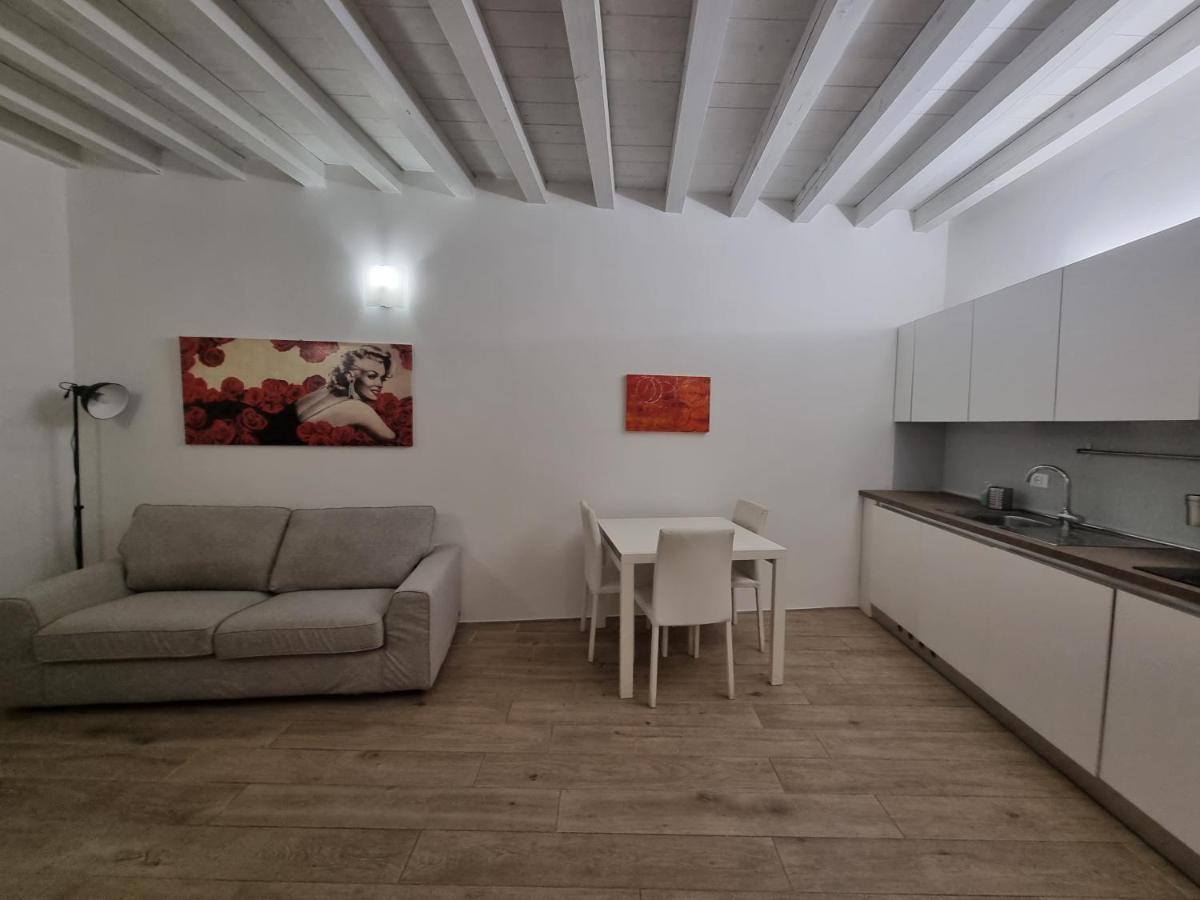 Profumo Di Lago Desenzano-By Goccia Di Lago เดเซนซาโนเดลการ์ดา ภายนอก รูปภาพ