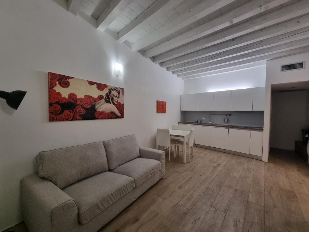 Profumo Di Lago Desenzano-By Goccia Di Lago เดเซนซาโนเดลการ์ดา ภายนอก รูปภาพ